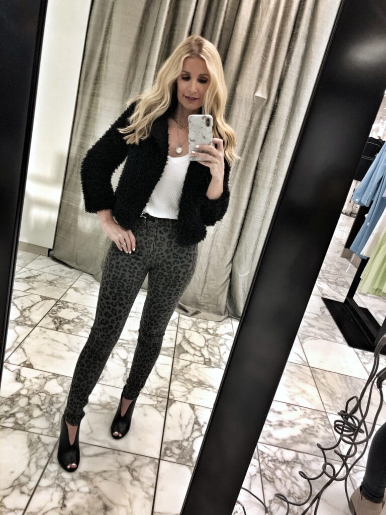 Dallas blogger wearing Good American jeans