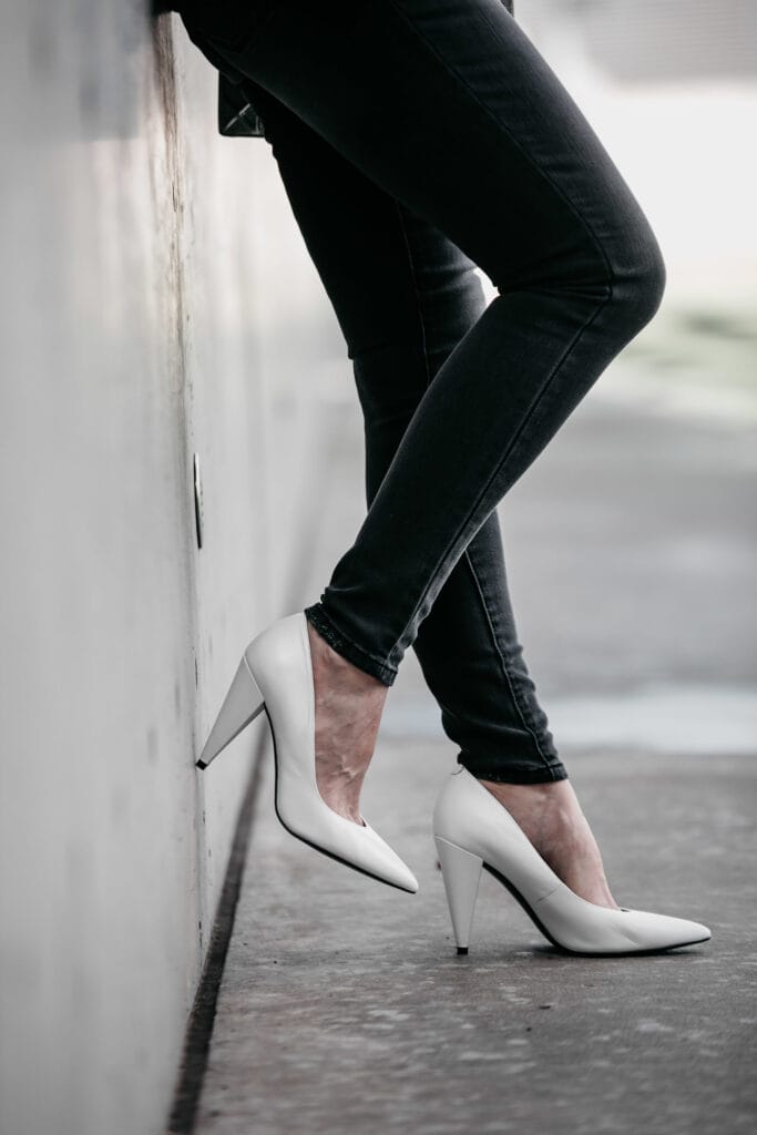 Marc Fisher white pumps and black skinny jeans