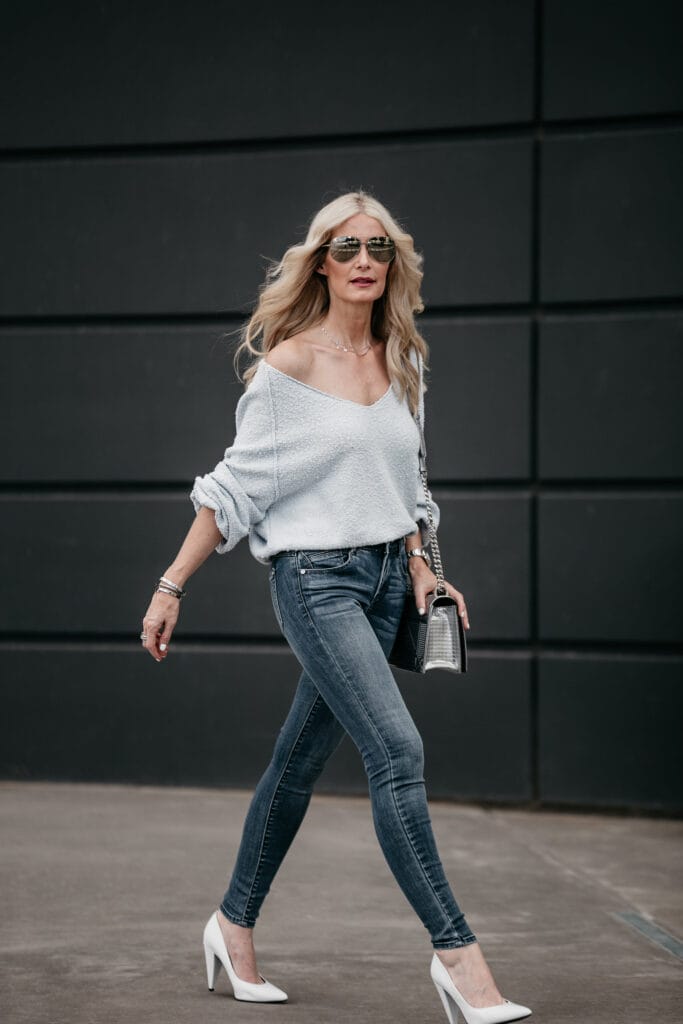 Dallas fashion blogger wearing blue skinny jeans