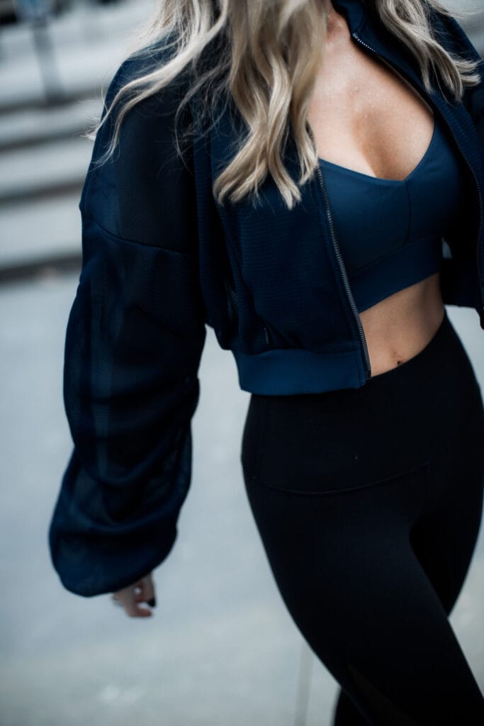 Dallas blogger wearing Alo Yoga clothes