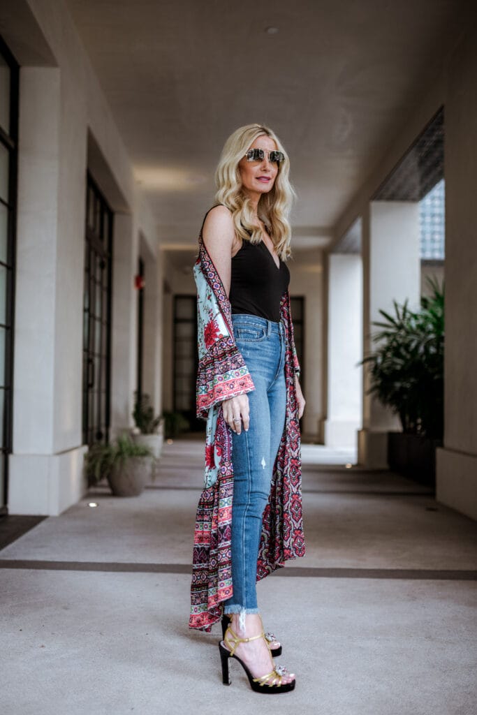 Dallas blogger wearing Alice and Olivia kimono and Gucci platforms