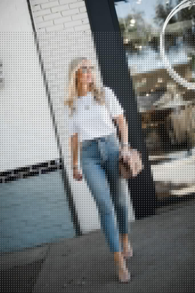 How to wear a white t-shirt and jeans in Dallas, TX