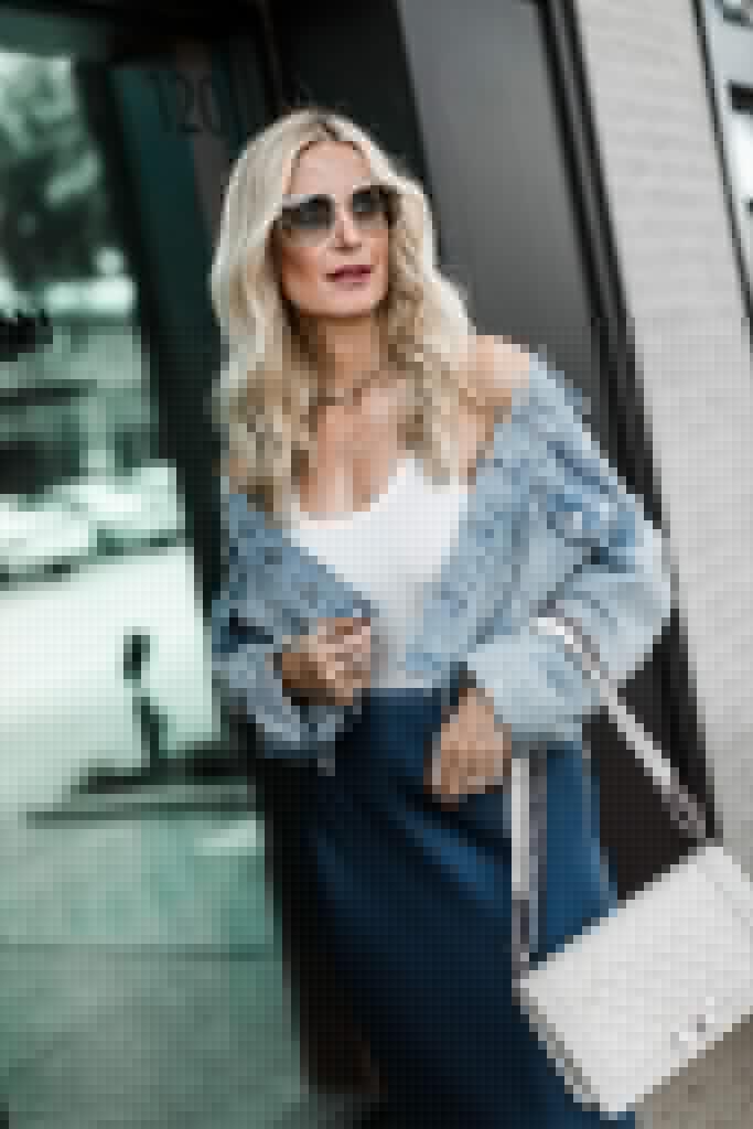 Dallas blogger carrying a white Chanel Boy Bag