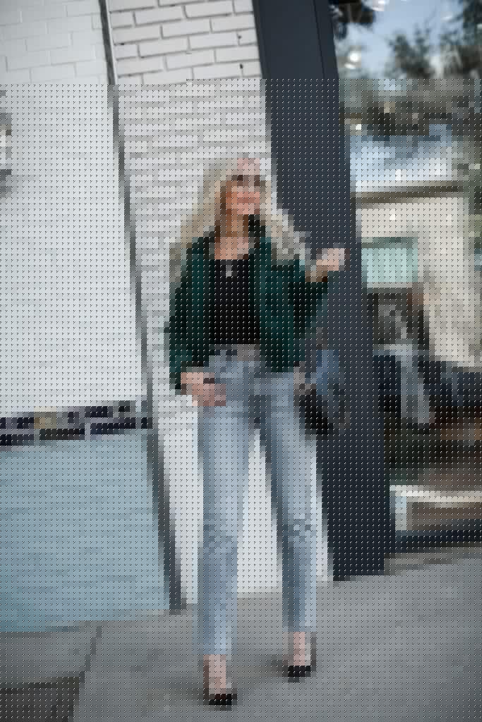 Dallas blogger wearing Mother gray jeans
