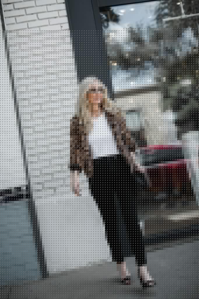 Dallas fashion blogger wearing a leopard jacket and black skinny jeans
