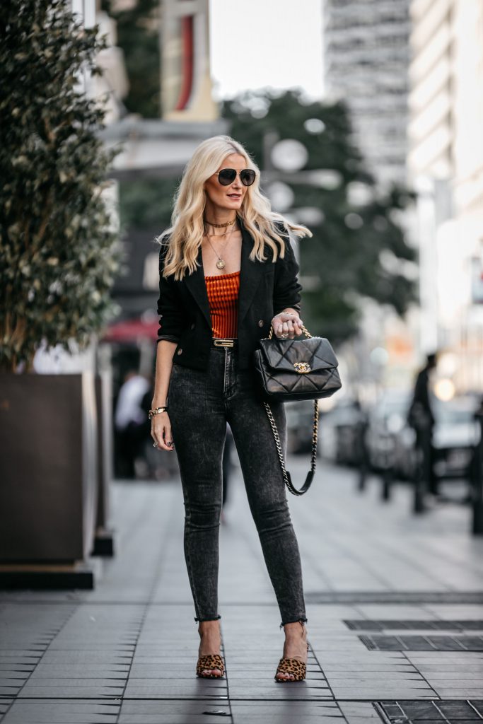 Dallas influencer wearing Frame jeans and a cropped blazer 