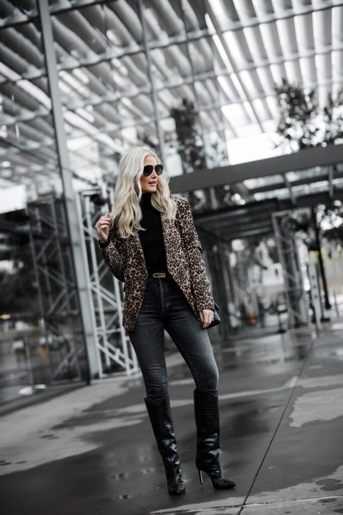 Dallas influencer wearing a blazer and jeans