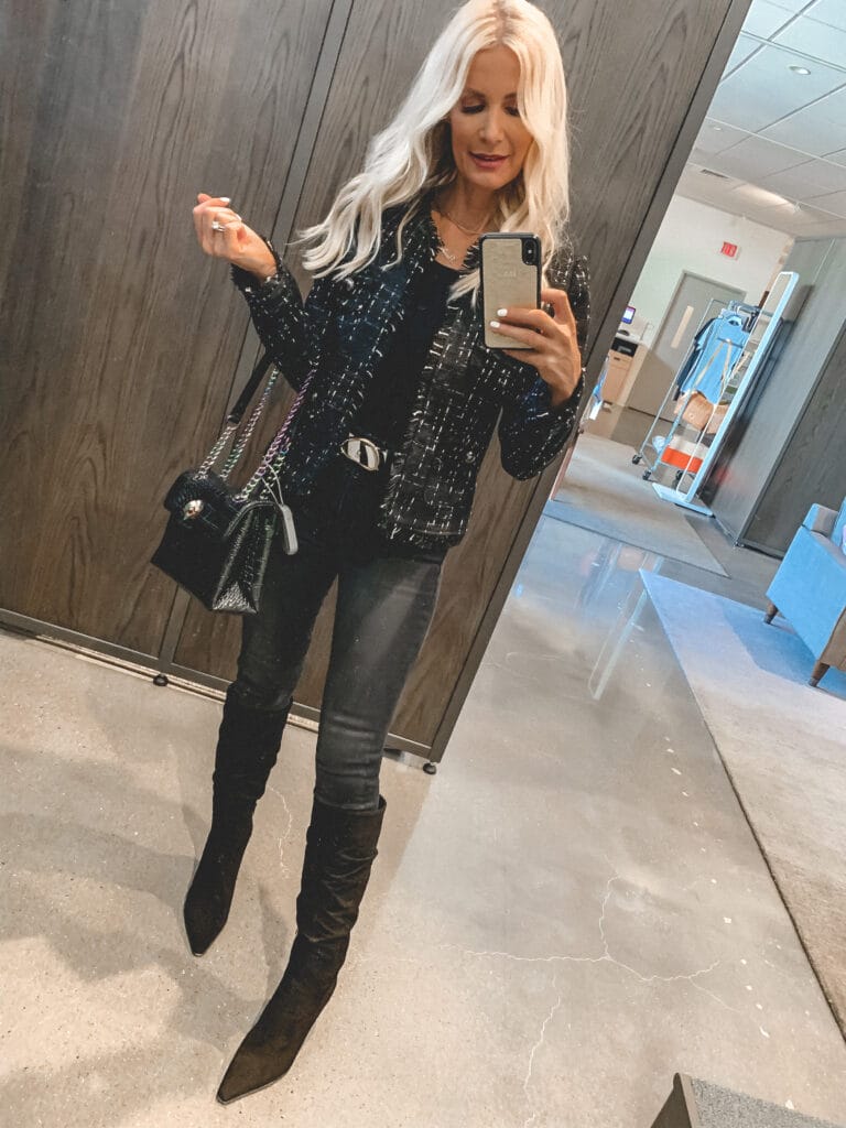 Dallas fashion blogger wearing an all black outfit from Nordstrom Sale