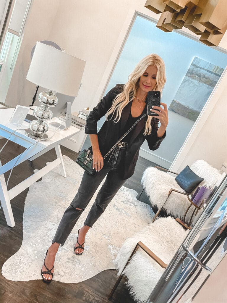Dallas blogger wearing an all black outfit on a budget