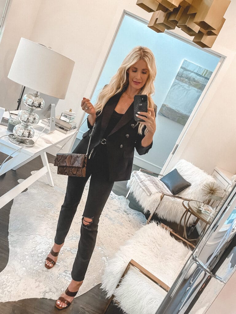 Dallas fashion blogger wearing a black blazer and black jeans