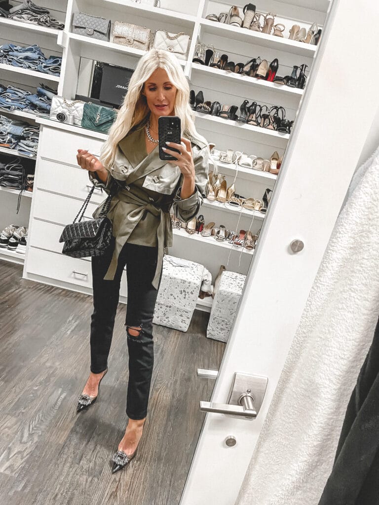 Dallas fashion blogger wearing a Good American trench coat and black denim