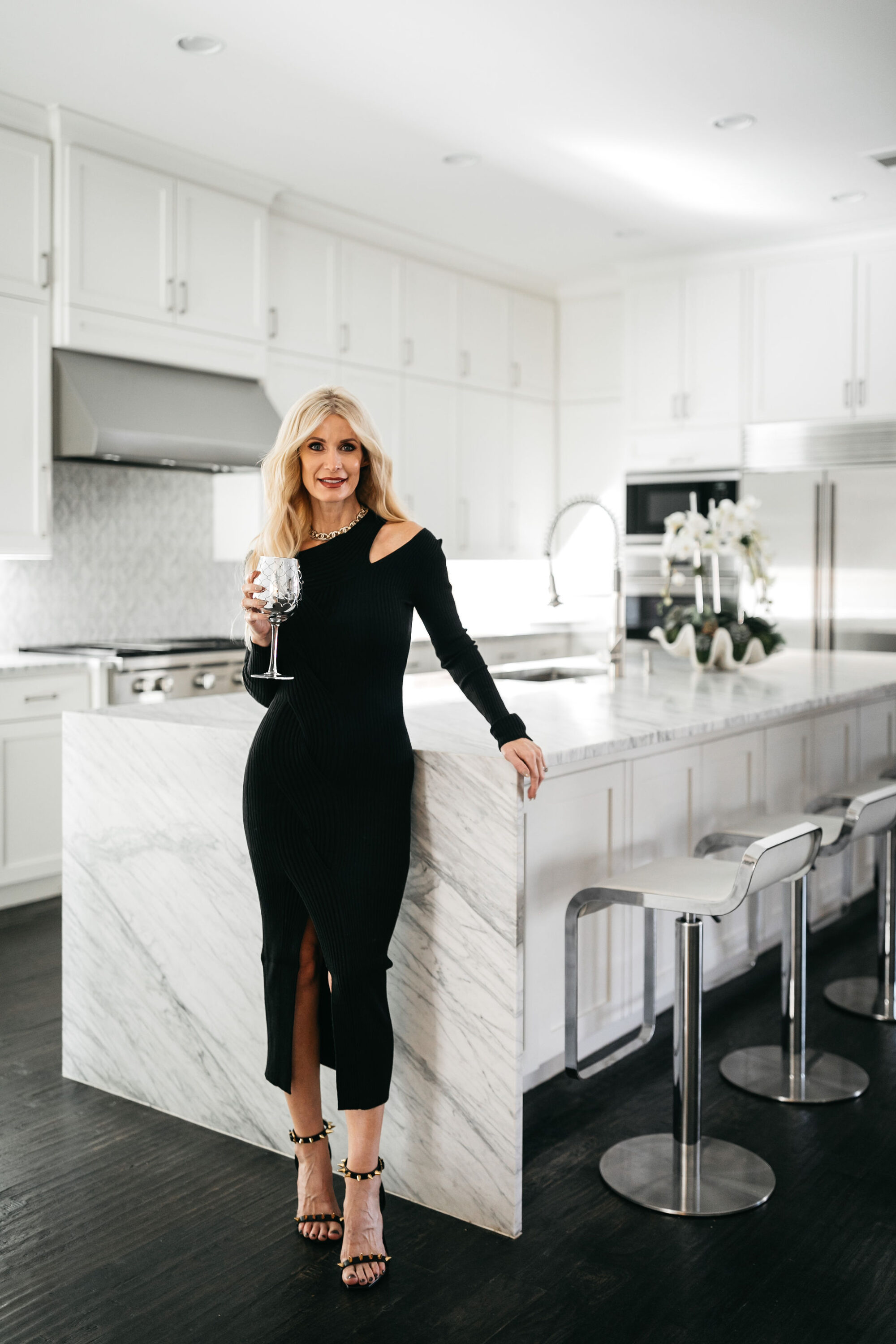 So Heather Blog wearing a black dress and black heels