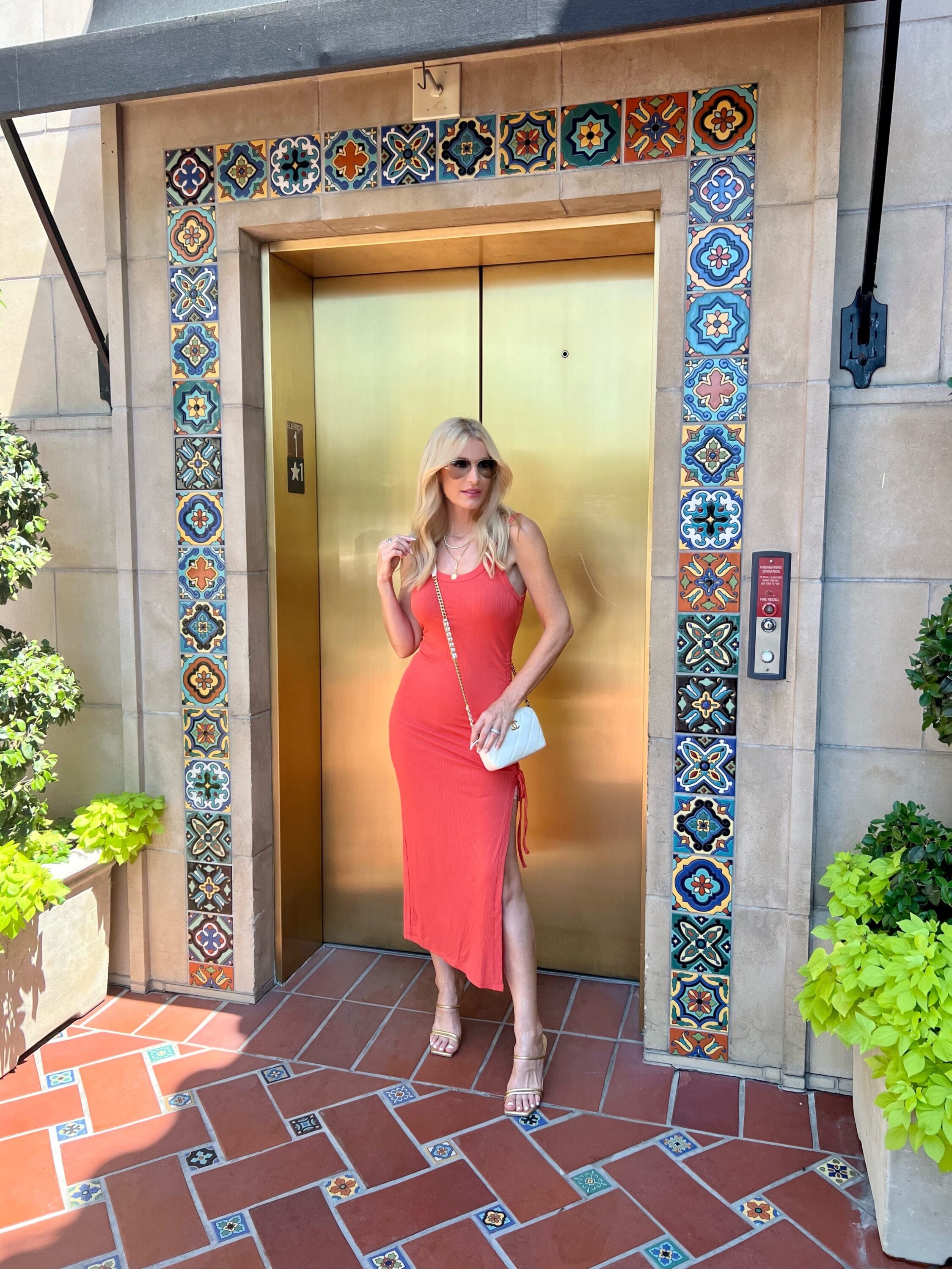 Dallas fashion blogger over 40 wearing steal vs splurge dress with white bag and shoes