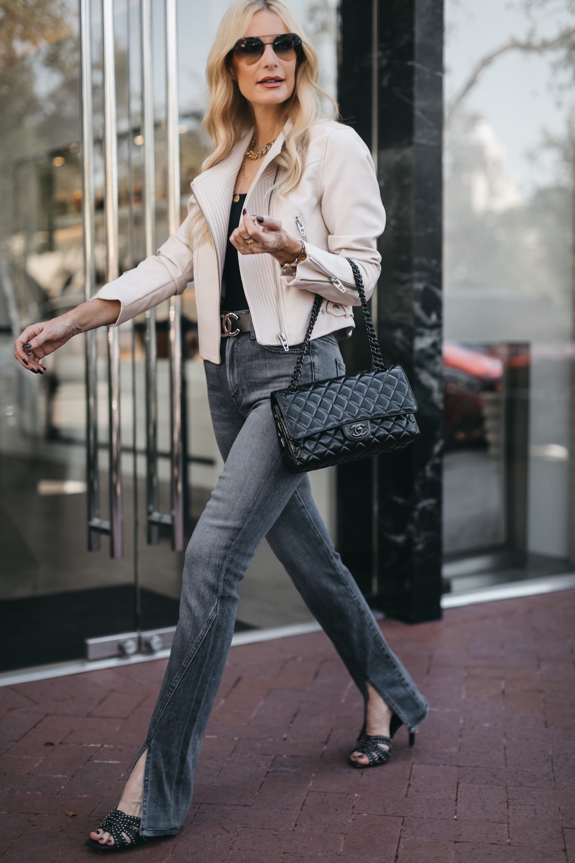 Dallas fashion blogger over 40 wearing the top denim trends of 2023.