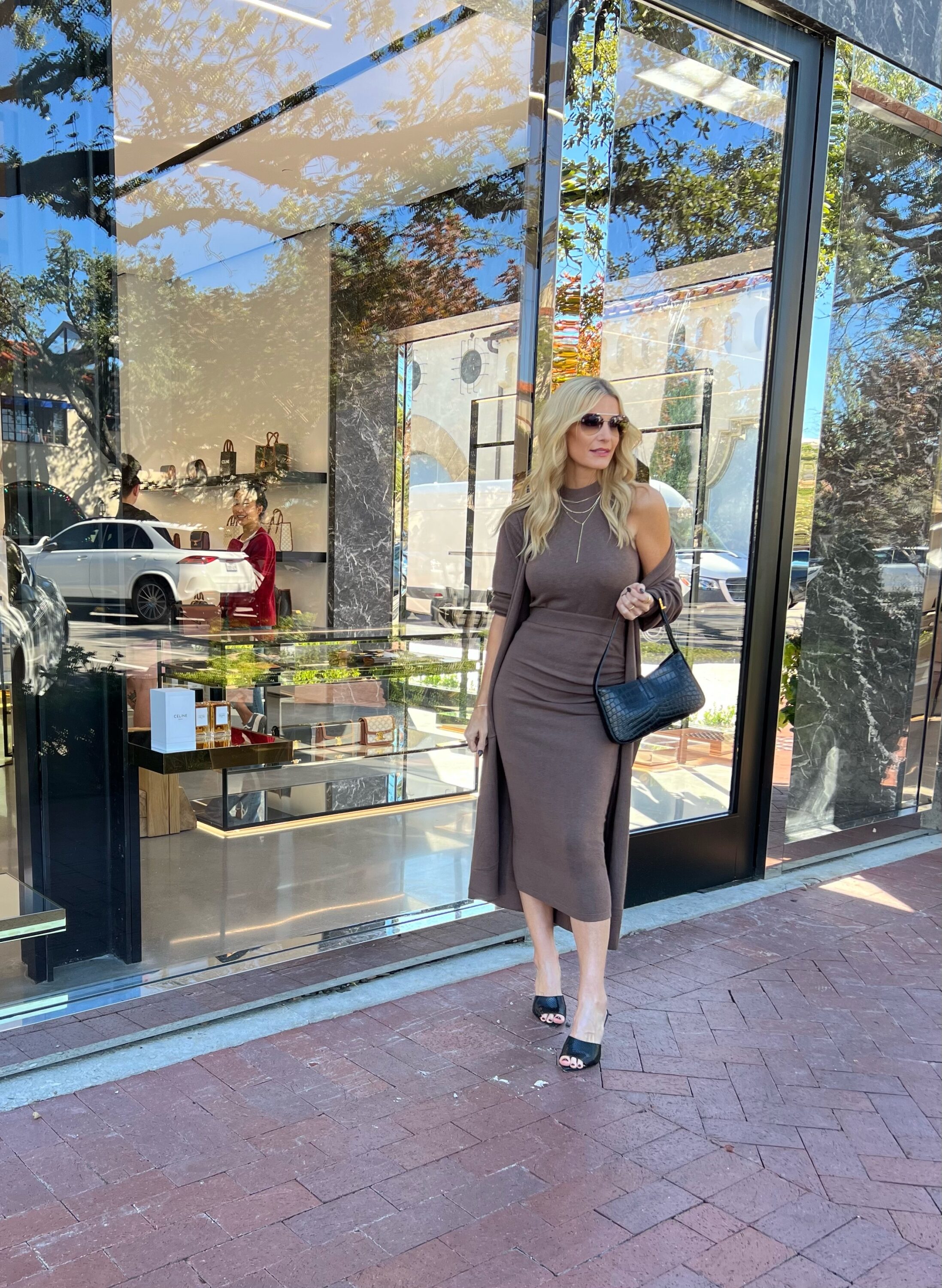 Over 40 fashion influencer showing how to style a duster.