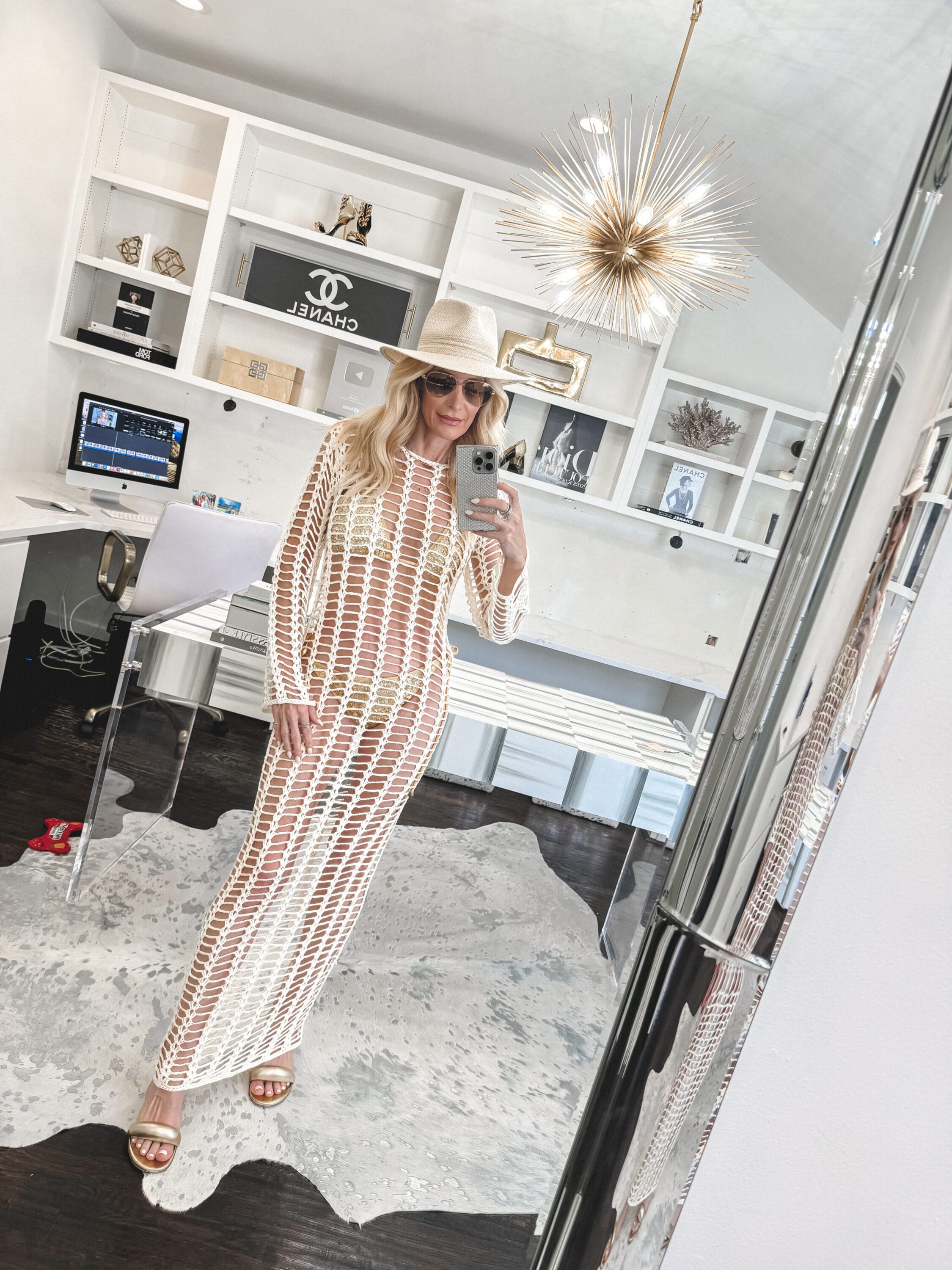 Over 40 fashion blogger sharing 5 fitness tips that answer the question : how I stay fit at 50.