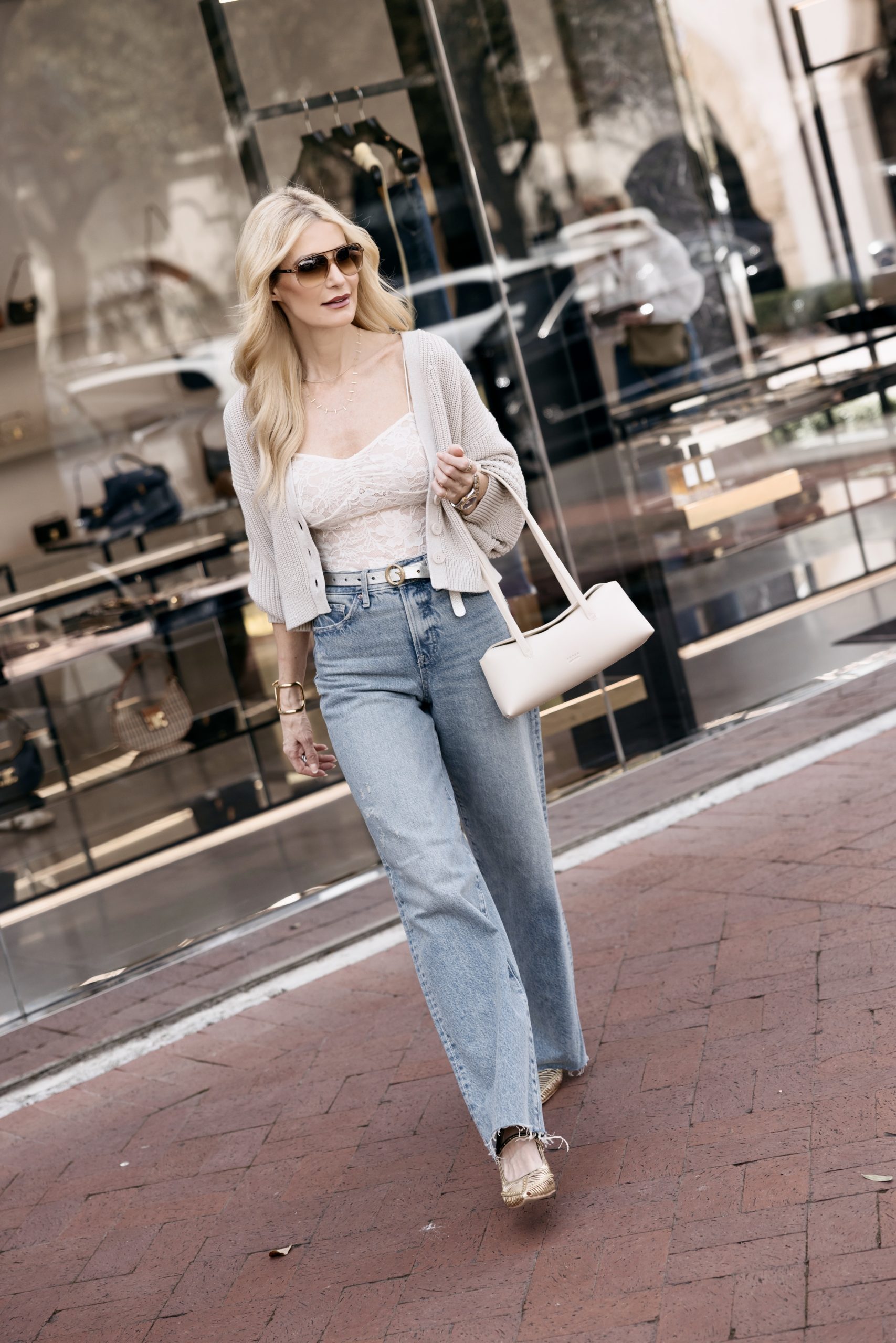 Over 40 fashion stylist wearing a neutral ivory cardigan with wide leg jeans as one of 5 classy & stylish Spring essentials.
