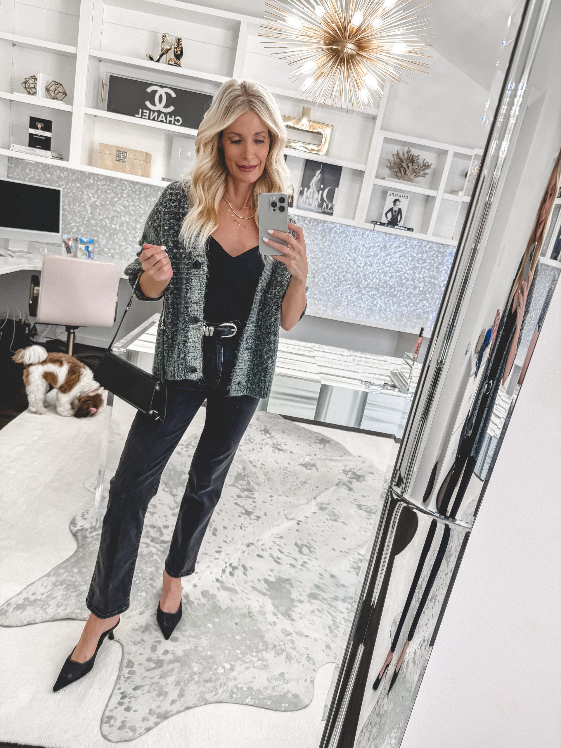 Over 40 fashion blogger wearing blackwash jeans with a v-neck cardigan.