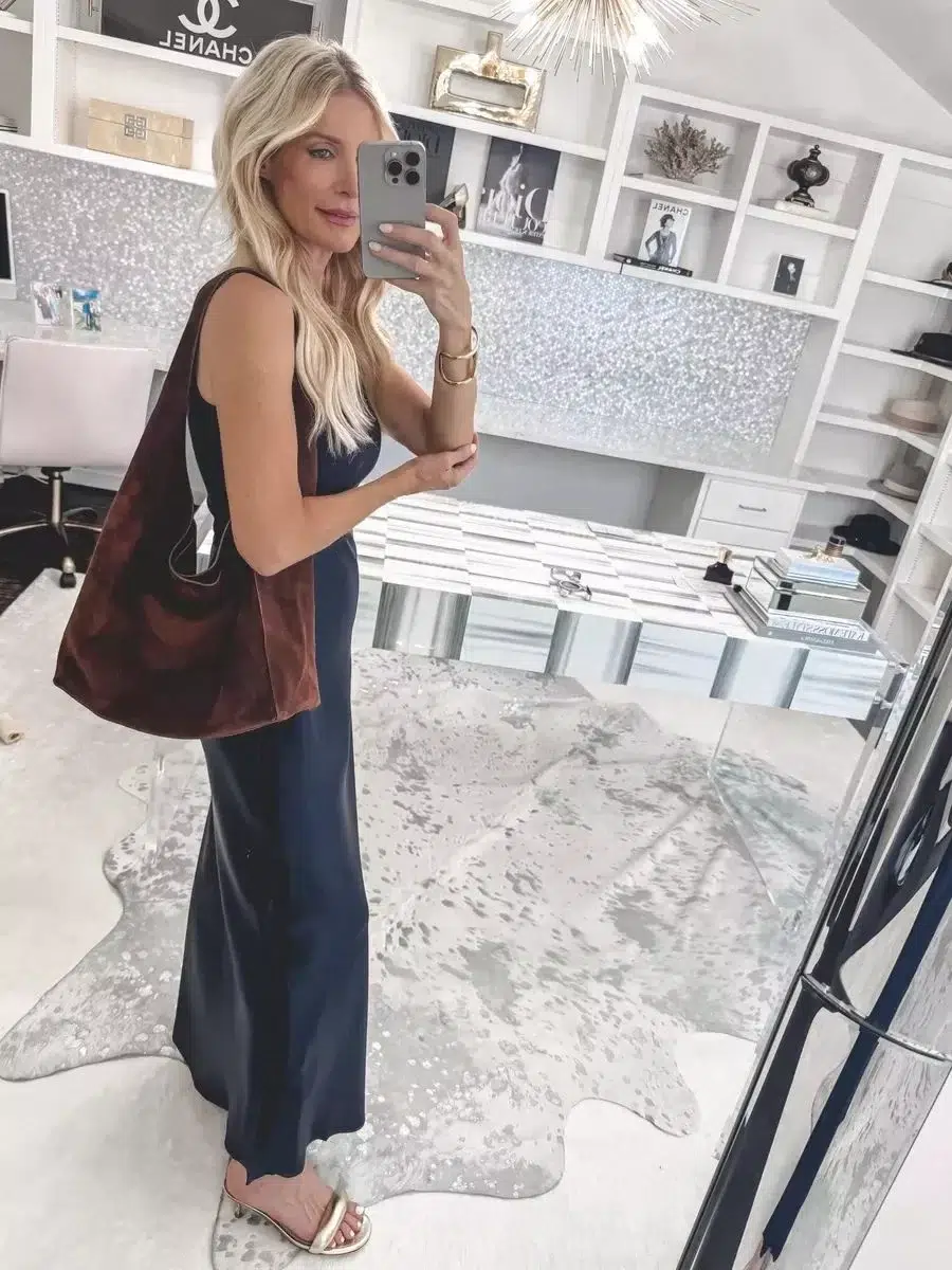 Over 40 Dallas fashion blogger wearing a oversized handbag which is a trendy alertnative to a small handbag that is one of 5 Fall fashion mistakes over 40.
