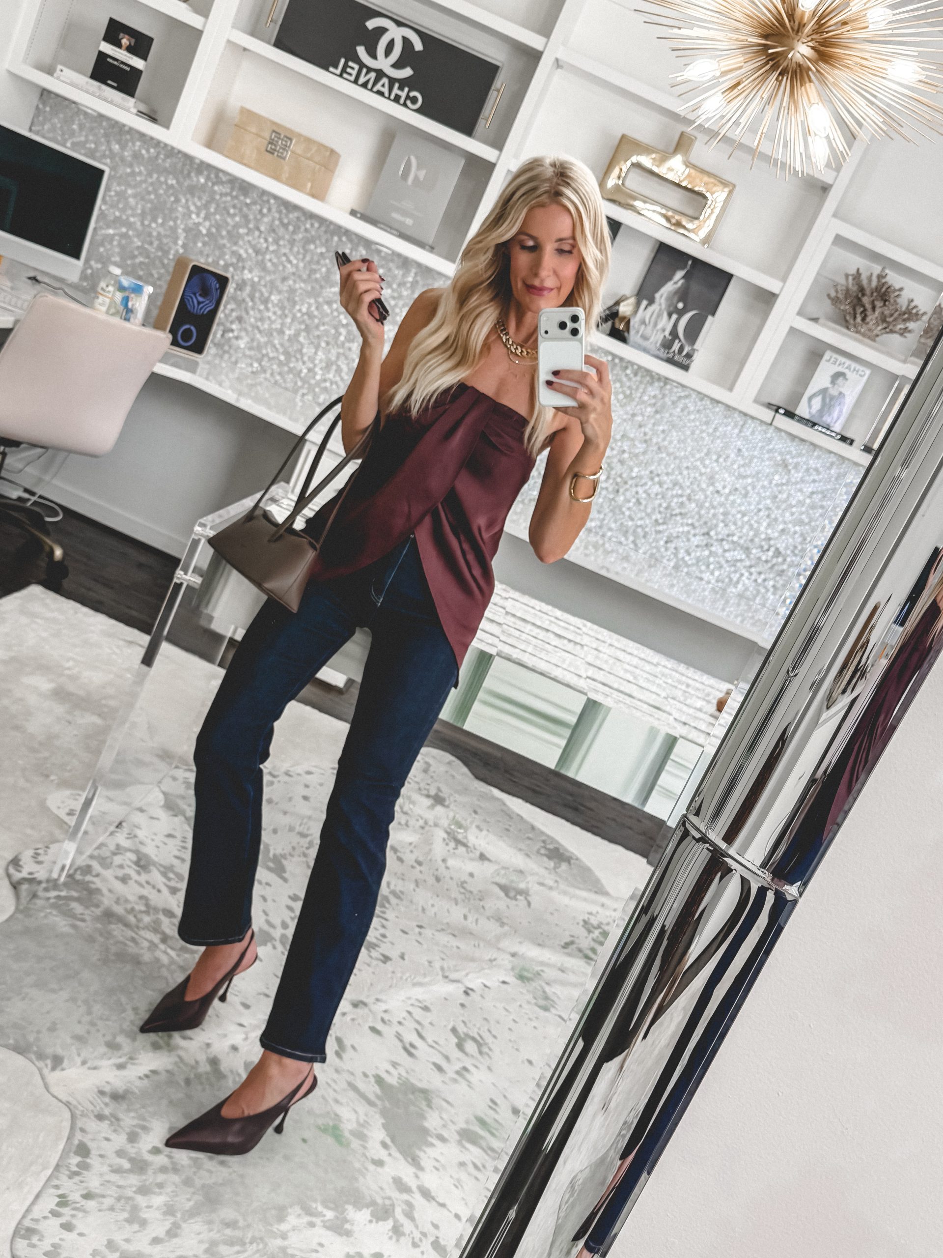 Over 40 fashion stylist from Dallas wearing a pair of dark wash cigarette jeans as one of 2026 denim trends.
